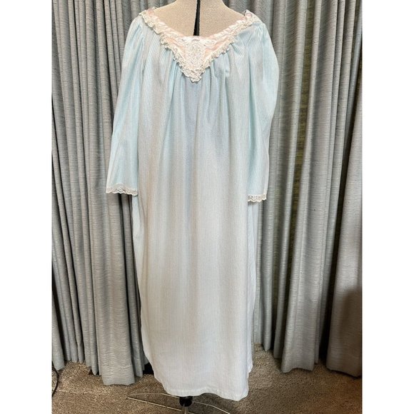 Komar Kids Other - Vintage Komar Women's Long Nigh Gown blue/white with lace trim, Size Large USA